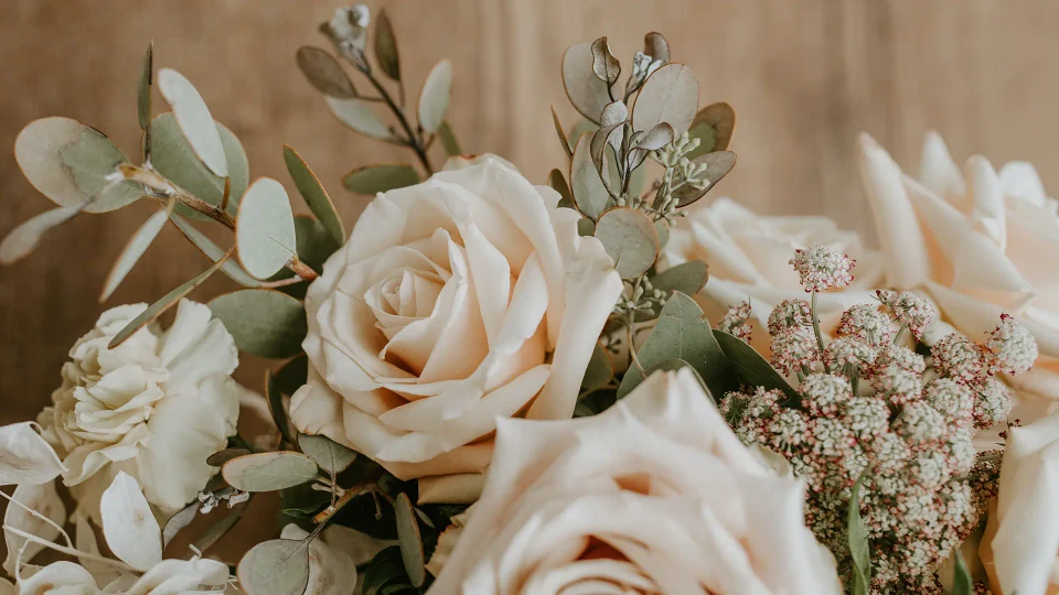 Eine weiße Rose als Zeichen des Abschieds